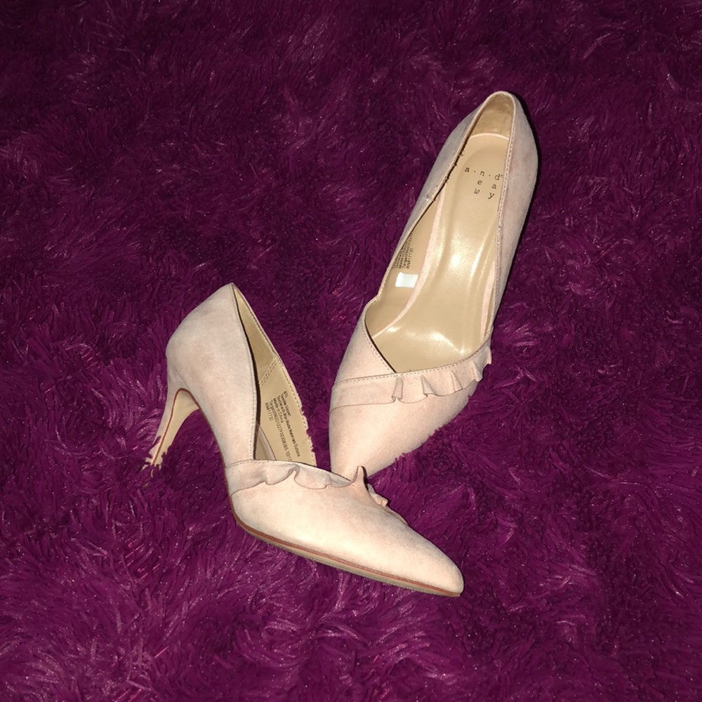 Pointed toe heel